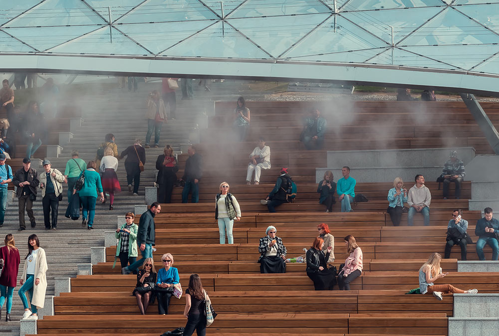 Туман охлаждает часть большого амфитеатра под Корой и тропинки