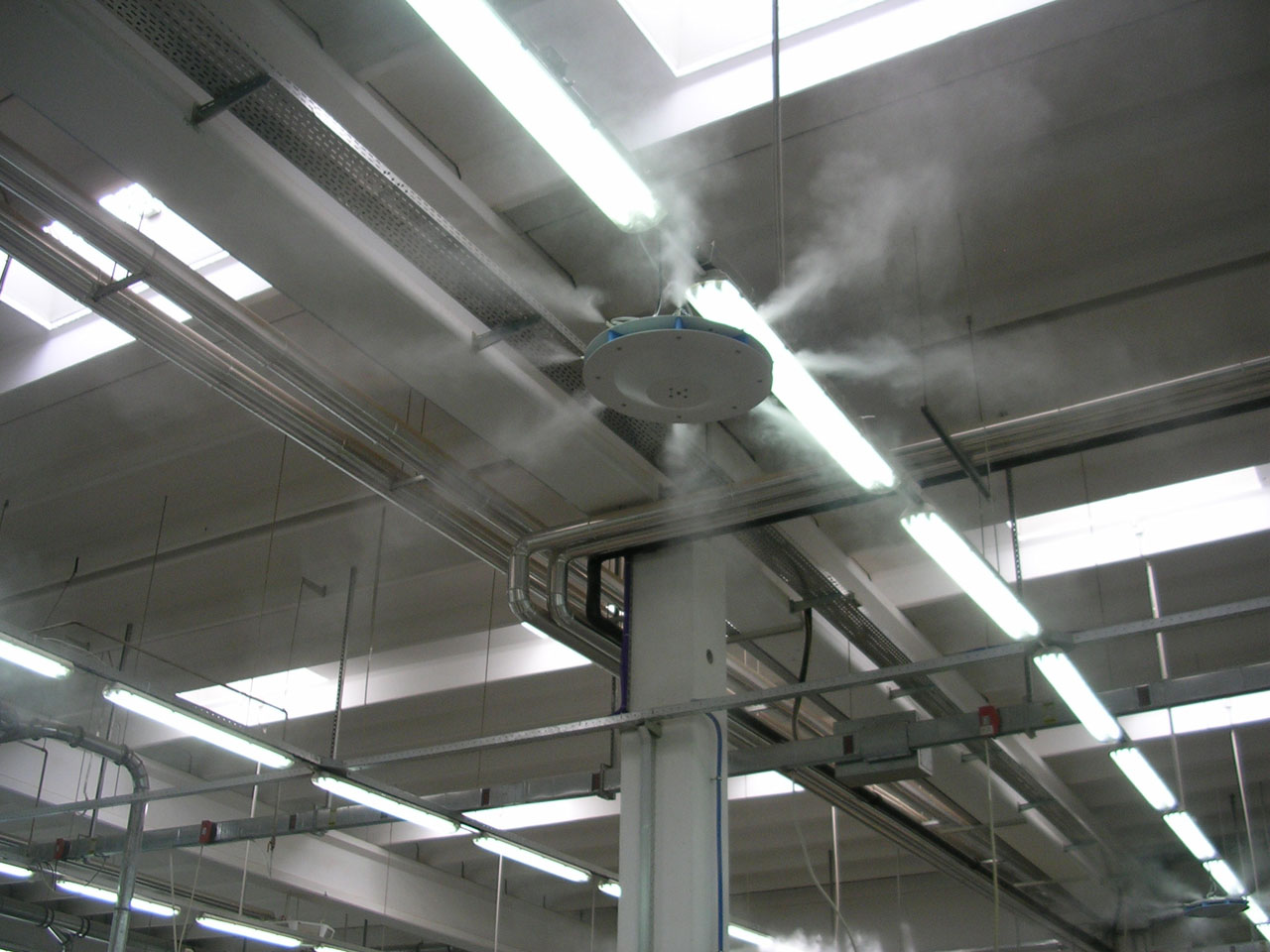 Вентиляция воздуха производственных помещений. Промышленная система увлажнения воздуха. Форсуночная система увлажнения воздуха. Адиабатический увлажнитель воздуха канальный. Пароувлажнитель воздуха для вентиляции.